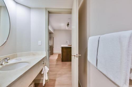 une salle de bain blanche avec un lavabo et un miroir dans l'établissement Hideaway 2BR Condo Pool & Heated Pool, à Shanty Bay