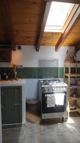 Kuchyň nebo kuchyňský kout v ubytování Agios Ioannis Solar Cottage - Eco-friendly, Solar Powered