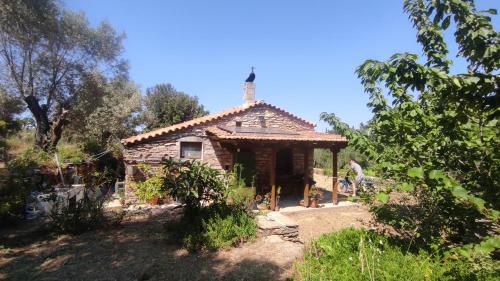 Zahrada ubytování Agios Ioannis Solar Cottage - Eco-friendly, Solar Powered
