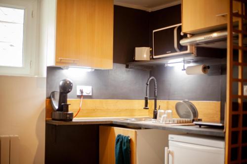 a kitchen with a sink and aaucet at Chambre Studio B&B in Mazamet