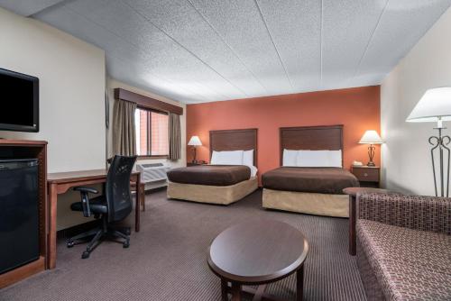 Postel nebo postele na pokoji v ubytování AmericInn by Wyndham Tofte Near Lake Superior