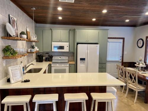 Una cocina o cocineta en River Access Firepit BBQ Sleeps 12