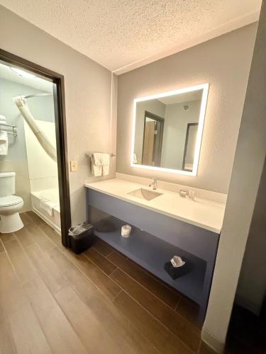 Un baño de AmericInn by Wyndham Tofte Near Lake Superior