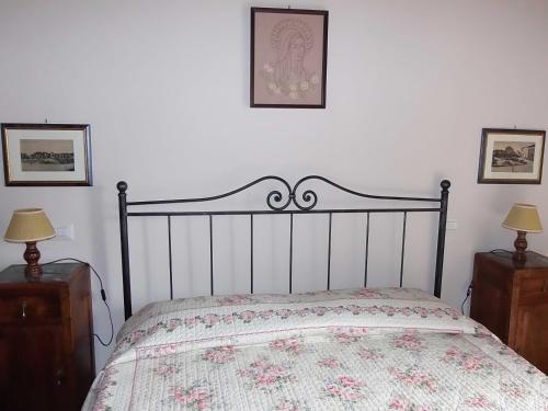 a bed in a bedroom with two night stands and two lamps at La Casetta in Penna in Teverina