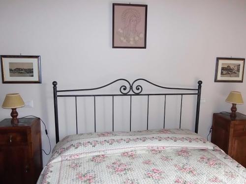 A bed or beds in a room at La Casetta