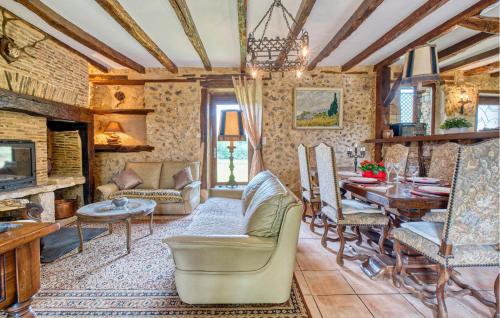 un salon avec une table et une salle à manger dans l'établissement Charmante Maison Avec Piscine, à Lacropte