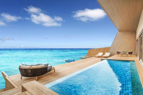 Bazén v ubytování The St. Regis Maldives Vommuli Resort nebo v jeho okolí