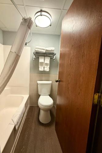 Un baño de AmericInn by Wyndham Tofte Near Lake Superior