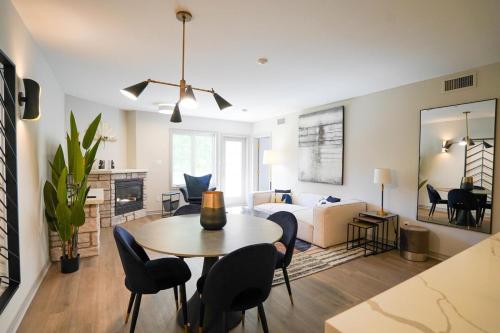 Imagen de la galería de King bed, Jacuzzi Suite with full kitchen, en Shanty Bay