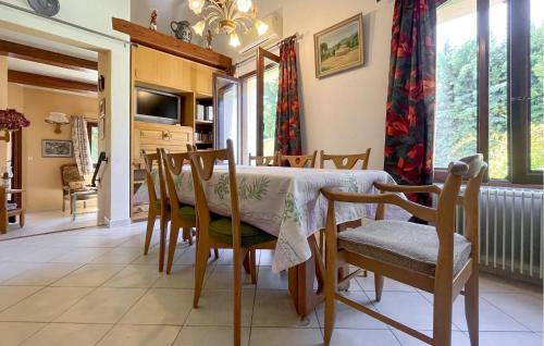 une salle à manger avec une table et des chaises dans l'établissement Belle Maison Accès Étang, à Cabrières-dʼAigues
