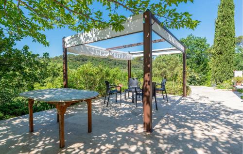 une pergola avec une table et des chaises sous celle-ci dans l'établissement Pet Friendly Home In Lorgues, à Lorgues