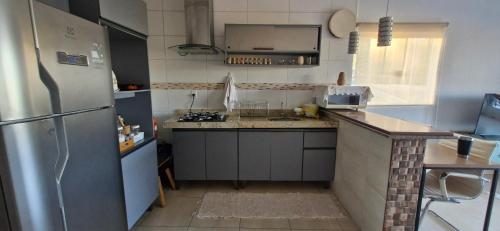 Η κουζίνα ή μικρή κουζίνα στο Apartamento completo em Tangará