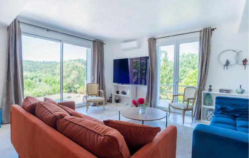 un salon avec un canapé et une table dans l'établissement Pet Friendly Home In Lorgues, à Lorgues