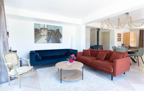 un salon avec un canapé et une table dans l'établissement Pet Friendly Home In Lorgues, à Lorgues