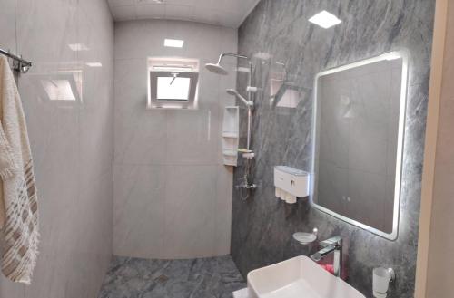 a bathroom with a sink and a mirror at Vendam sweet Home in Vǝndam
