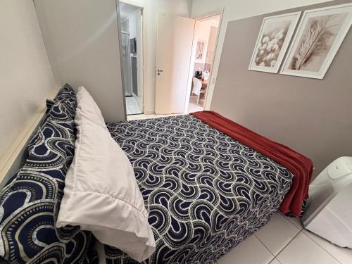 a bedroom with a bed and a mirror at 1 quarto e sala com lazer completo in Brasilia