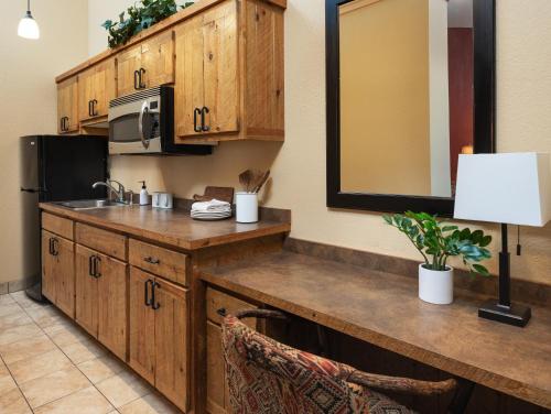 Una cocina o cocineta en bantr Grand Hotel Wausau - Rothschild