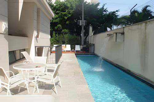 Bazén v ubytovaní Flat Apart hotel c/dois quartos em Moema SP alebo v jeho blízkosti