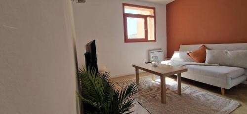 un salon avec un canapé et une table dans l'établissement Marseille Frioul, à Marseille