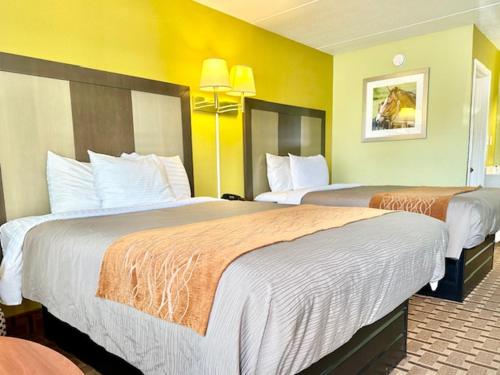 Postel nebo postele na pokoji v ubytování American Inn Princeton