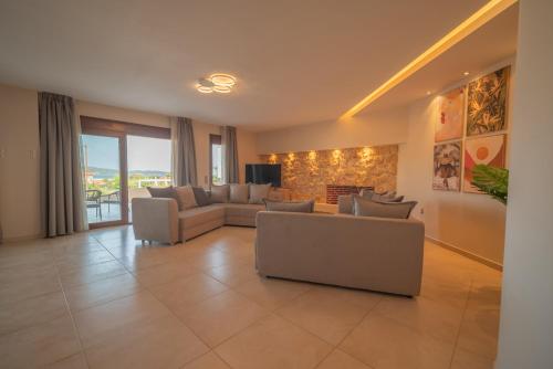 TV a/nebo společenská místnost v ubytování Blionis Sea View Lux Suite