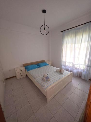 a bedroom with a bed with two teddy bears on it at Pati's summer house in Siviri