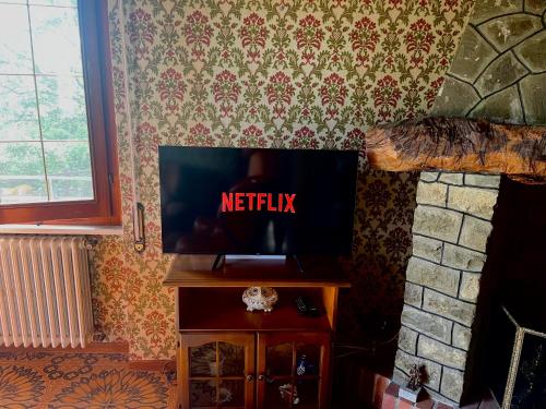 ein Fernseher, der auf einem Ständer in einem Raum steht in der Unterkunft Villa Margherite in Merizzo