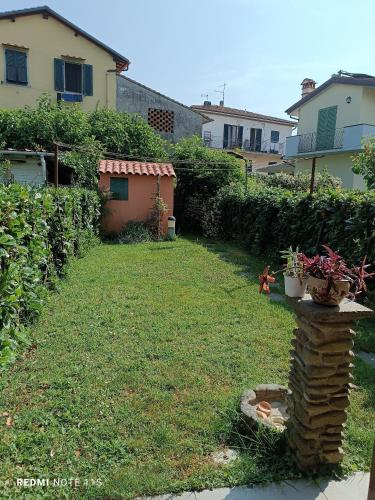a yard with a house and some plants at TORRACCHIONE House in Barberino di Mugello