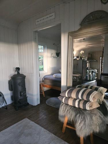 une chambre avec un lit et une cheminée dans l'établissement Pipowagen Bijzonder Buitenaf met jacuzzi en sauna, à Vragender