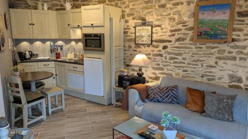 un salon avec un canapé et une cuisine dans l'établissement Ti Laouenek, à Vannes