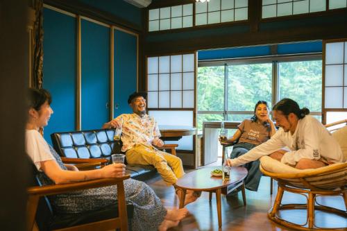 柏崎市ゲスト専用プライベートサウナ付き一棟貸し宿 In Utero的一群人坐在房间里