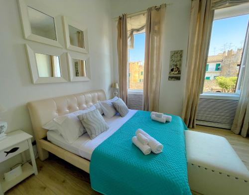 ein Schlafzimmer mit einem Bett mit Handtüchern darauf in der Unterkunft LUNA SUL PORTO Seaview Apartment - Bright and Spacious Flat in Central Nettuno, Steps from the Marina, Beaches, and Train Station in Nettuno