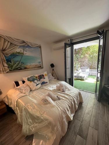 une chambre avec un lit et une grande fenêtre dans l'établissement Villa Romana, à Saint-Tropez