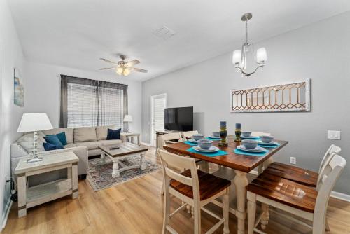 een eetkamer en woonkamer met een tafel en stoelen bij Vista Cay Resort in Orlando