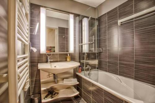 a bathroom with a sink and a bath tub at Casa Riva in Caen