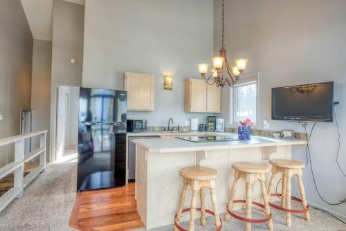 Η κουζίνα ή μικρή κουζίνα στο Eagle View Escape - Private Lakefront Estate