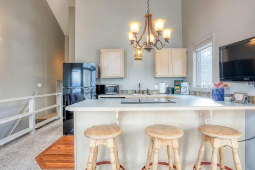 Η κουζίνα ή μικρή κουζίνα στο Eagle View Escape - Private Lakefront Estate