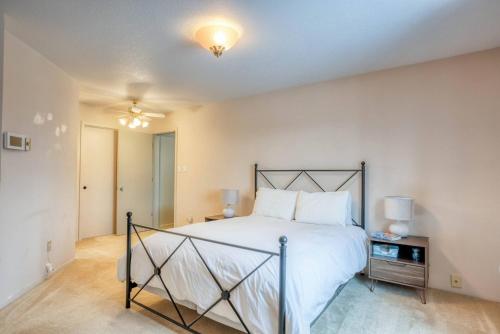 Ένα ή περισσότερα κρεβάτια σε δωμάτιο στο Eagle View Escape - Private Lakefront Estate