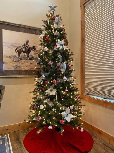 a christmas tree in a living room at Spacious Townhome w 4 King Suites near Clubhouse in Bigfork
