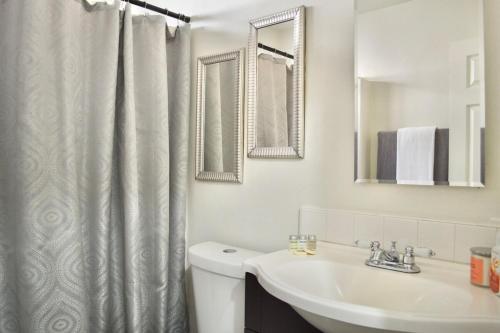 Gallery image of Mountain View Escape with Modern Design in Thousand Palms