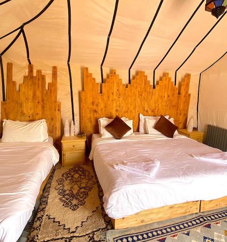 Katil atau katil-katil dalam bilik di Sahara haven camp