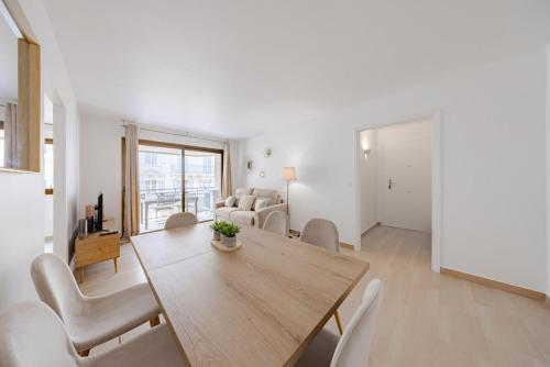 un salon avec une table et des chaises en bois dans l'établissement Cannes 2 bedrooms apartment - 141A, à Cannes