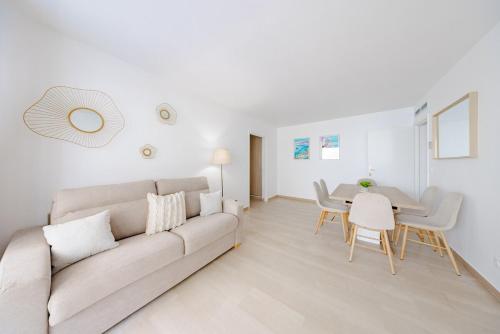 un salon avec un canapé et une table dans l'établissement Cannes 2 bedrooms apartment - 141A, à Cannes
