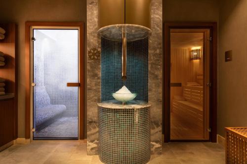 Um banheiro em Izmir Marriott Hotel
