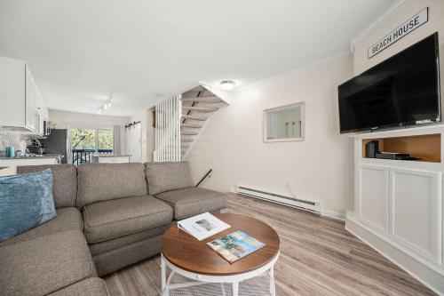 TV a/nebo společenská místnost v ubytování Seaward Road #5 - Bay Bliss