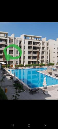 شاليه للايجار 3 غرف مكيفات بقرية جراند هيلز الساحل الشمالى بإطلاله مباشره على البول