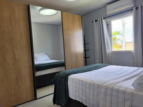 Katil atau katil-katil dalam bilik di Casa aconchegante Criciúma Içara SC