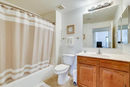 Un baño de Cave Creek Golf Getaway with Desert and Course Views
