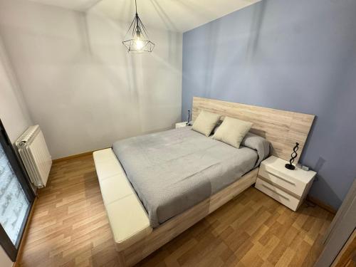 a bedroom with a large bed with a wooden headboard at Piso 3 habitaciones Tranquilo y Céntrico in Navarrete