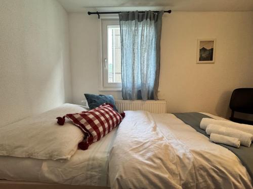 a bedroom with two beds and a window at Bijou N 2 Lungern in Lungern